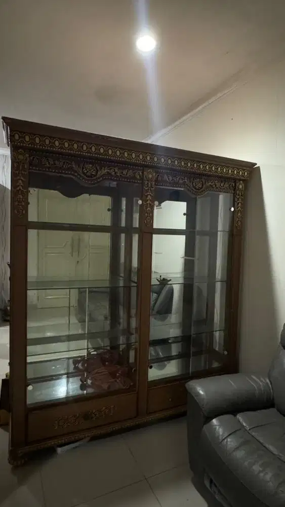 Lemari Kaca kayu jati