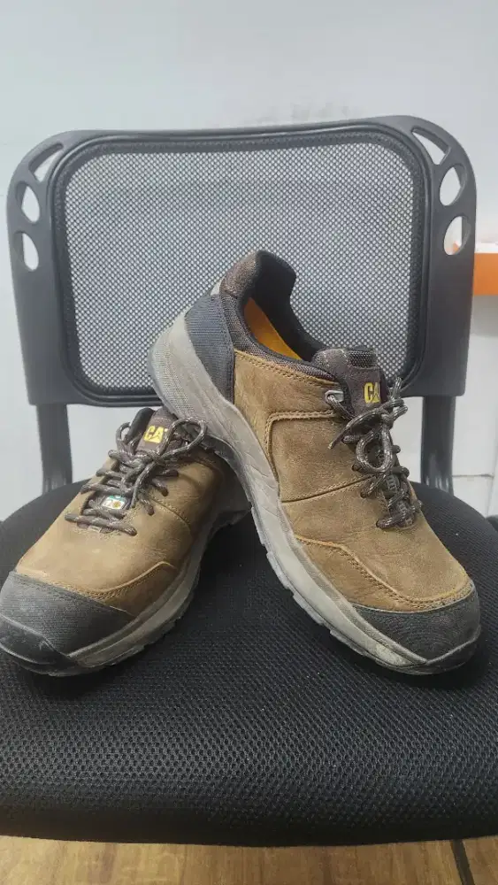 Dijual sepatu safety Cat Caterpillar Size 43 Original