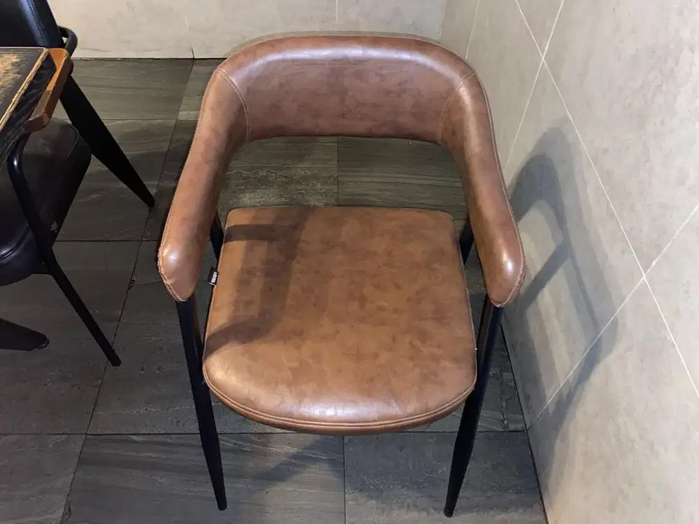 Kursi Leather Informa