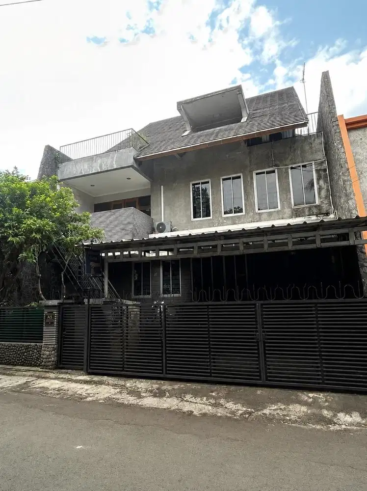 Dijual rumah 3 lantai (cocok buat huni maupun usaha)