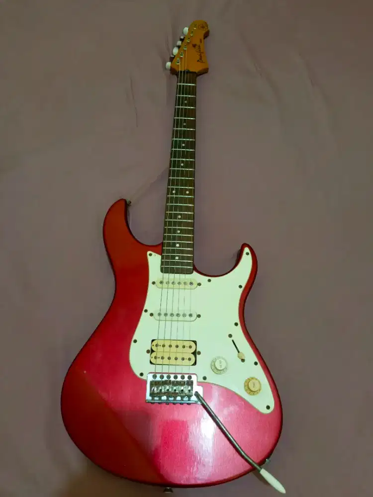 Gitar Yamaha pacifica 012