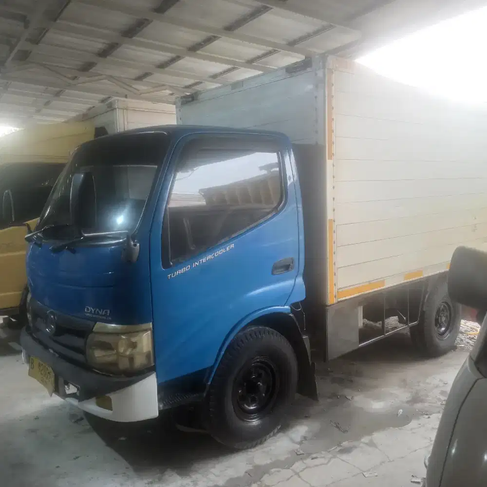 Toyota Dyna engkel box th 2013 power steering