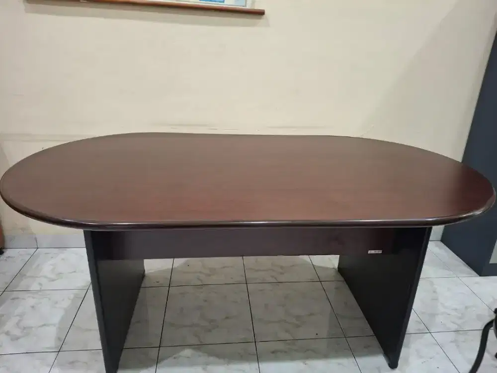 Meja oval untuk rapat murah