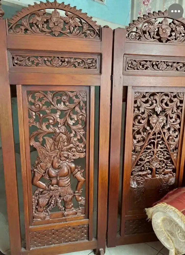partisi ruangan kayu jati Jepara ukiran bima gatotkaca dan wayang