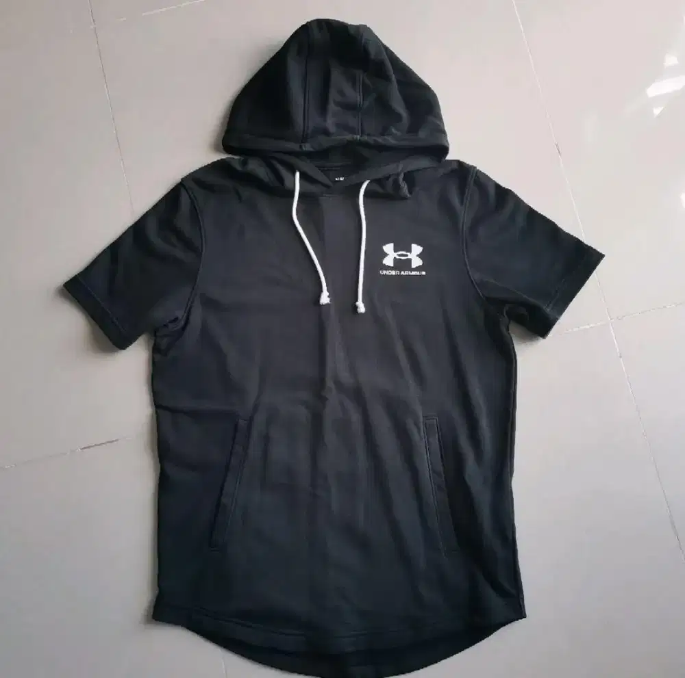Hoodie Lengan Pendek Under Armour