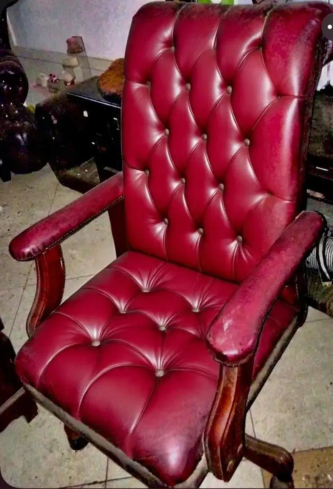 Kursi direktur bahan kulit sapi maroon