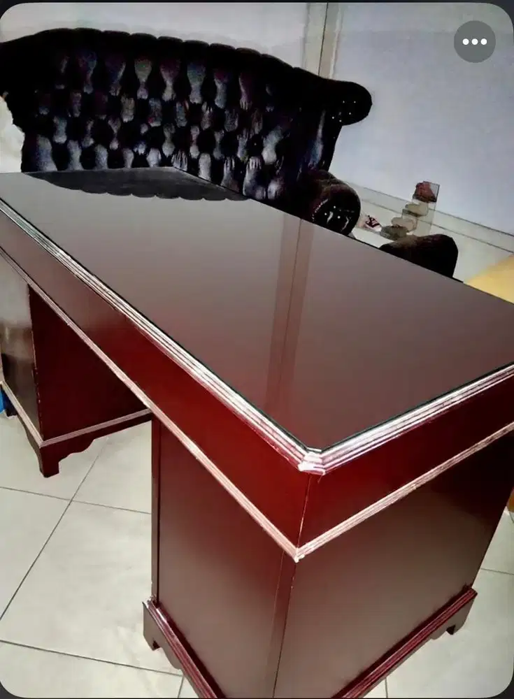Meja direktur bahan jati warna maron