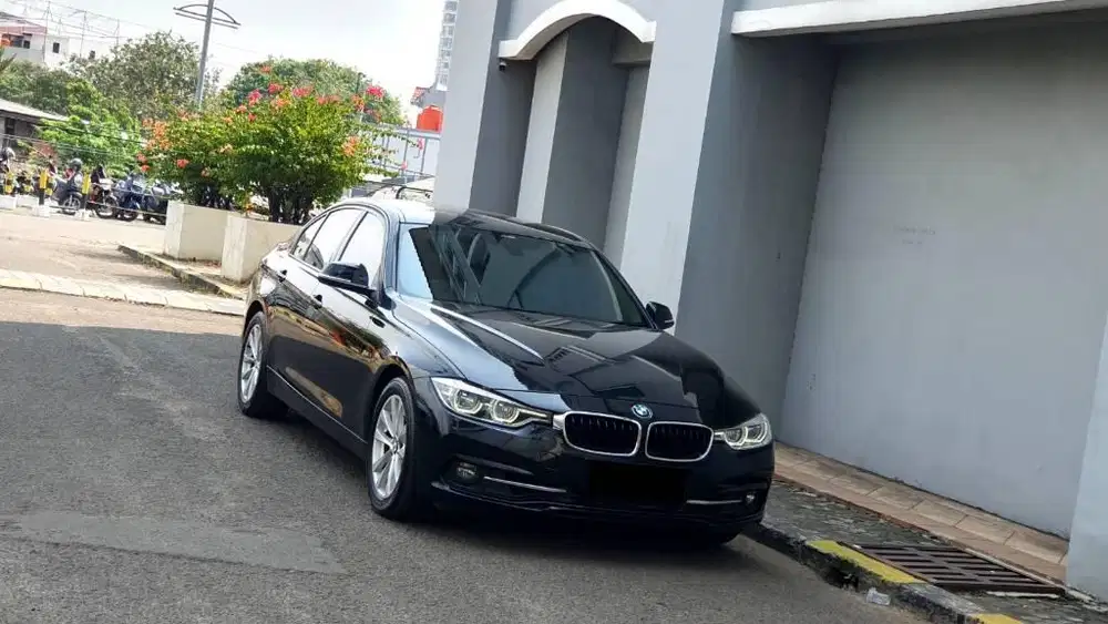 BMW 320i Sport LCI AT Hitam 2016 Low Km Antikk