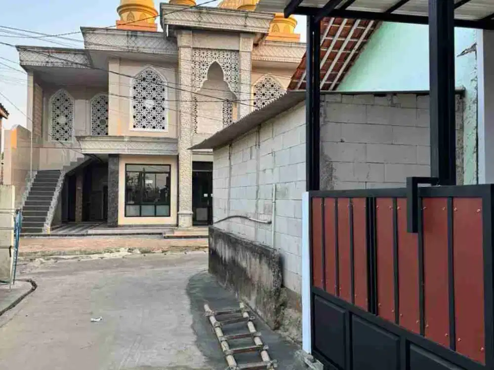 lokasi pinggir jalan dekat stasiun..