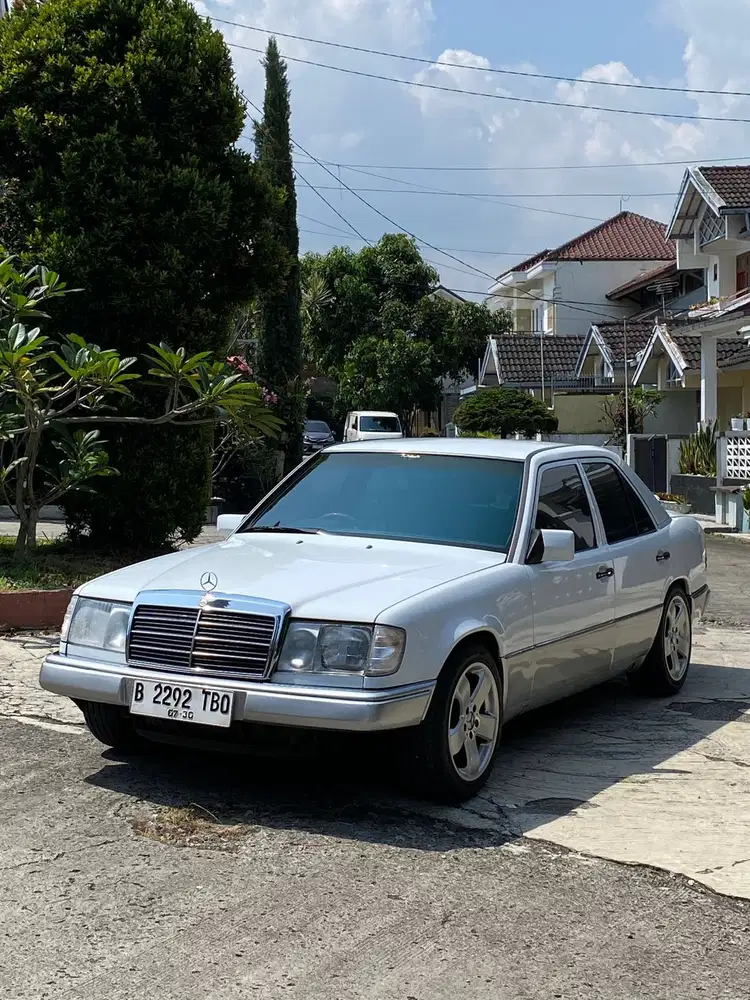 Mercedes-Benz E300 1990 Bensin