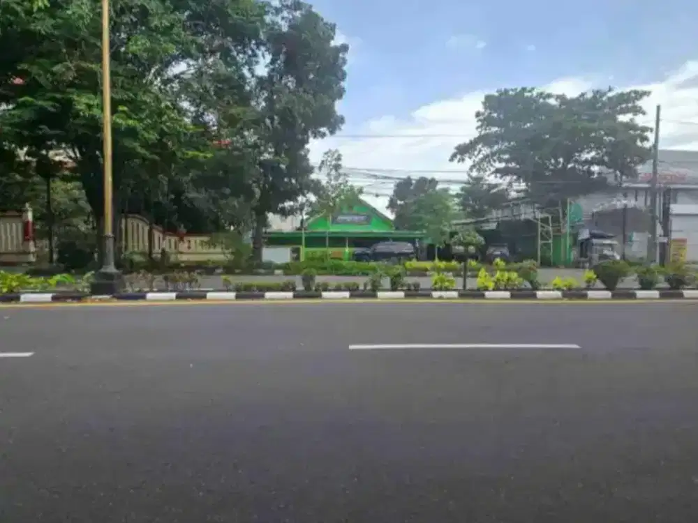 Disewakan Tanah Super Strategis Hook Pinggir Jalan Raya Lokasi Laweyan,Solo Luas 1378m2 BU!!