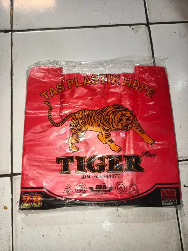 Plastik merah UK 28