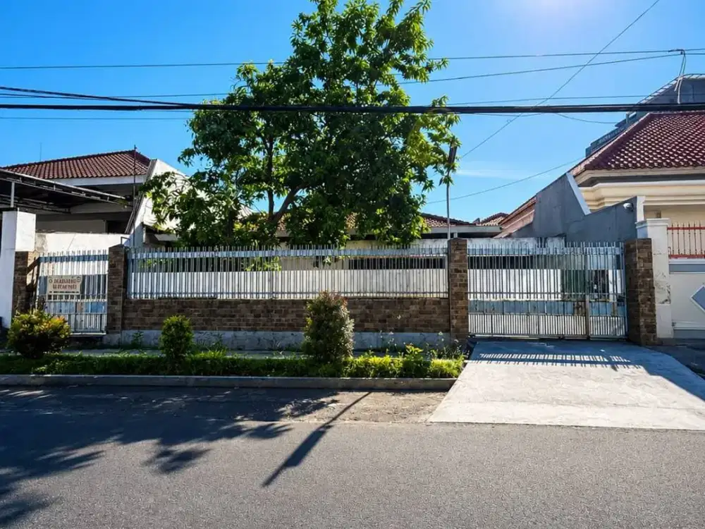 Rumah Raya Dharmahusada- Hadap Timur