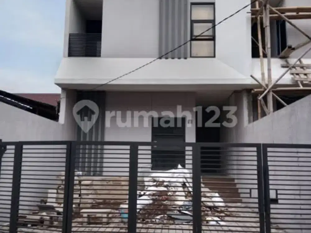 Rumah Baru Ada Kolam Renang di Turangga Buah Batu