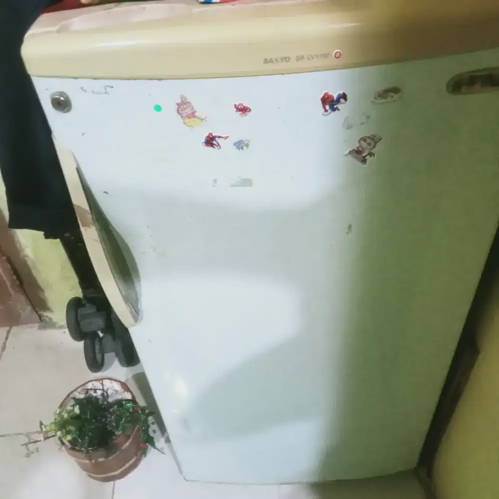 Kulkas merk sanyo