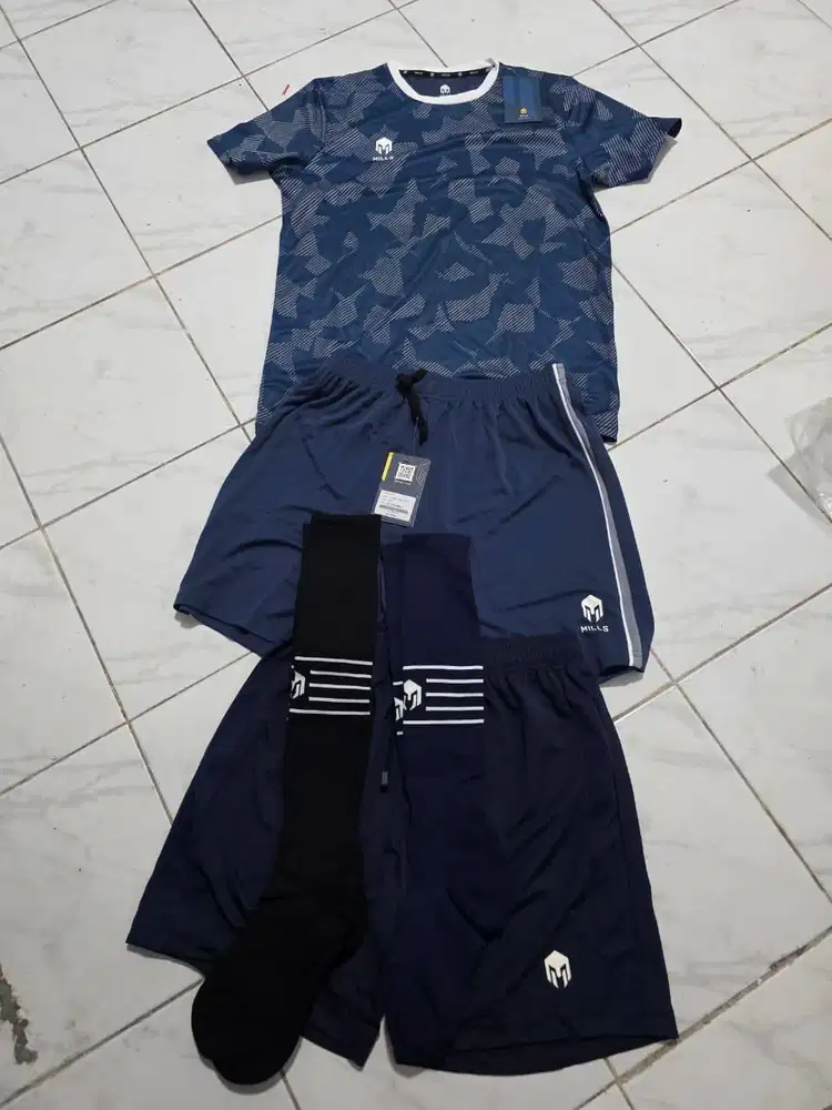 Jual 1 Baju, 2 Celana Futsal Mills dan 2 Kaos Kaki (Masih Baru / NEW)