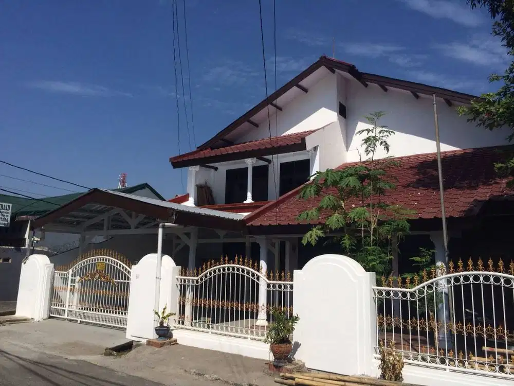 DISEWAKAN RUMAH 8 KAMAR COCOK UNTUK KANTOR & MES KARYAWAN
