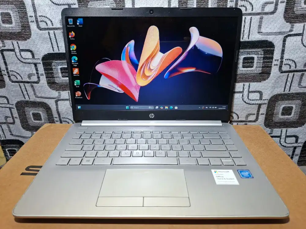 Laptop Hp 14s keyboard nyala slim bazelless batre awet mantap