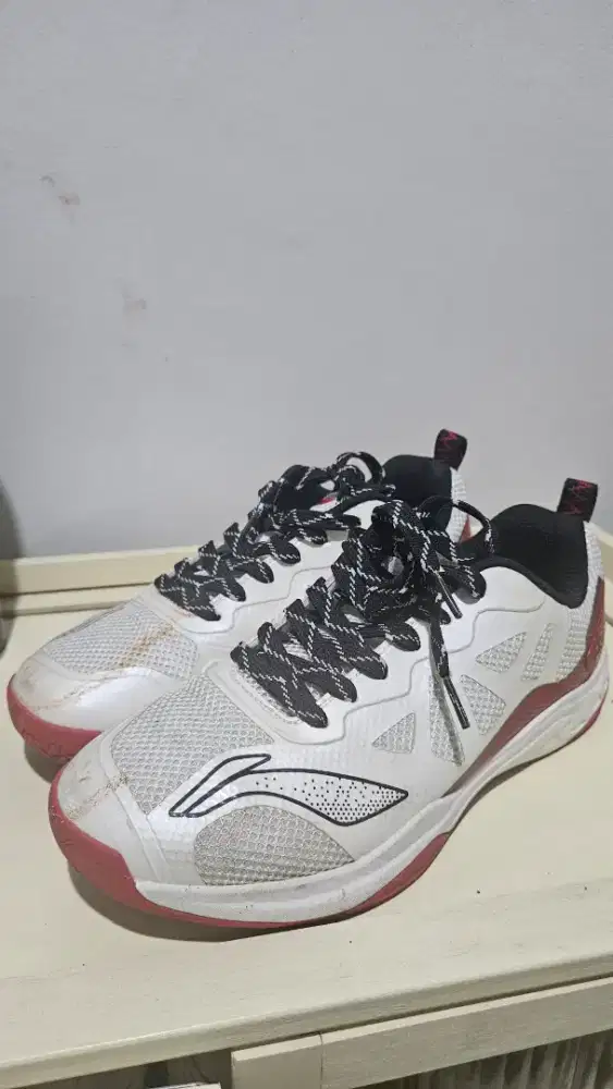 Sepatu badminton lining