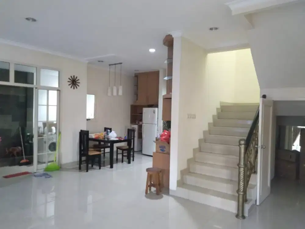 Dijual Rumah PIK, Luas 195, 3 KT, 2 Lantai, Semi Furnished, SHM, Hoek