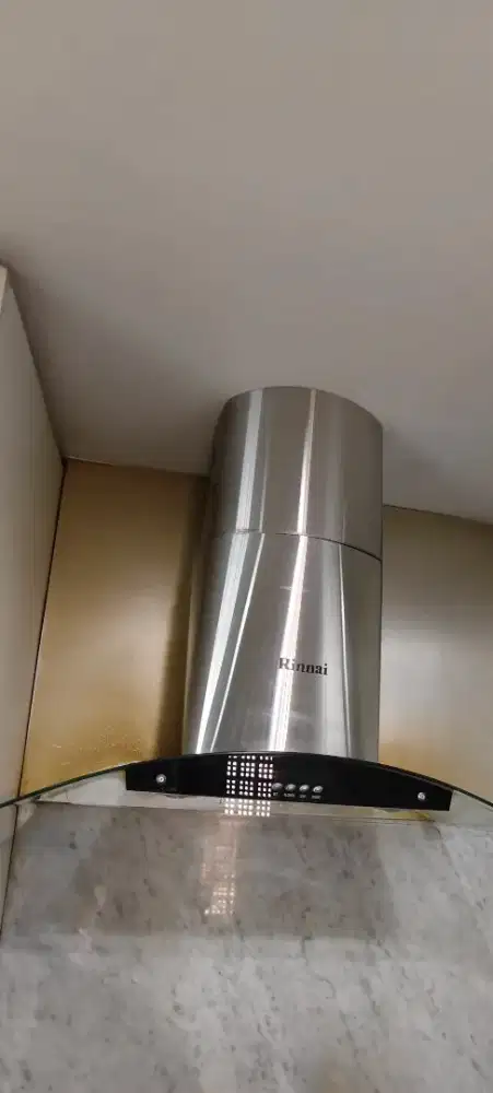 Cooker Hood Rinnai kondisi baik dan masih layak pakai.