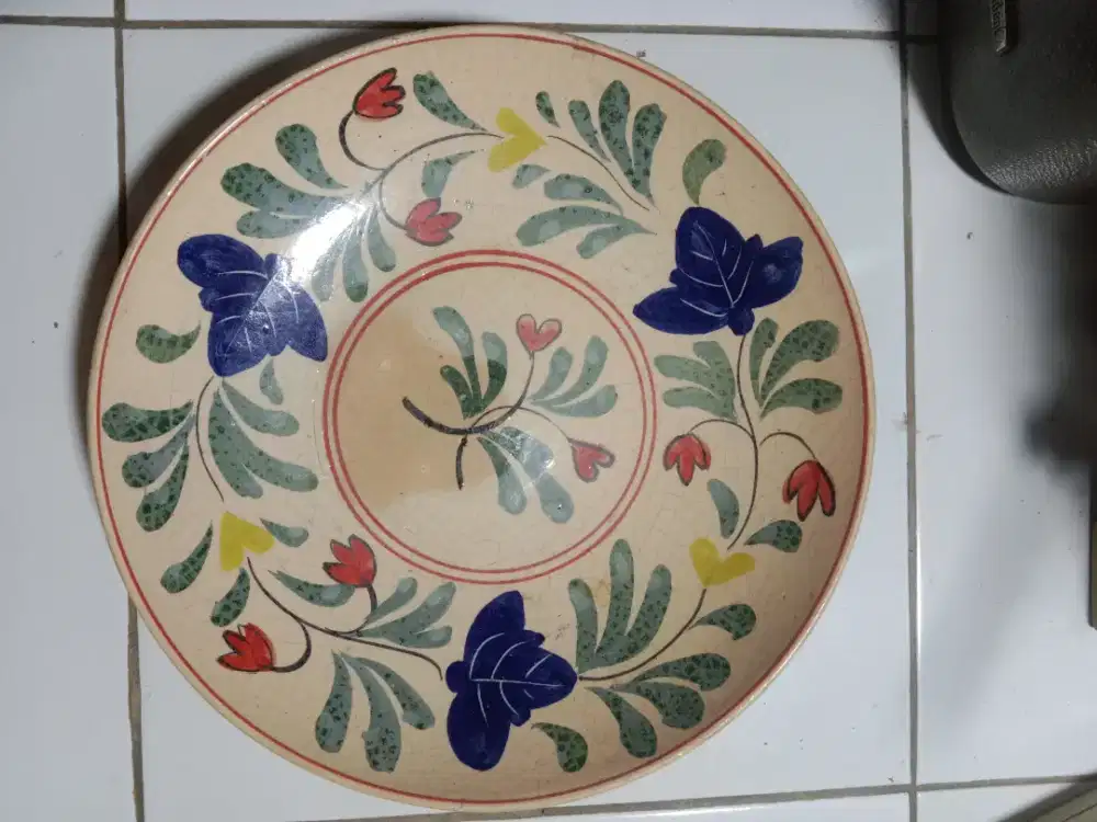 Piring keramik pajangan