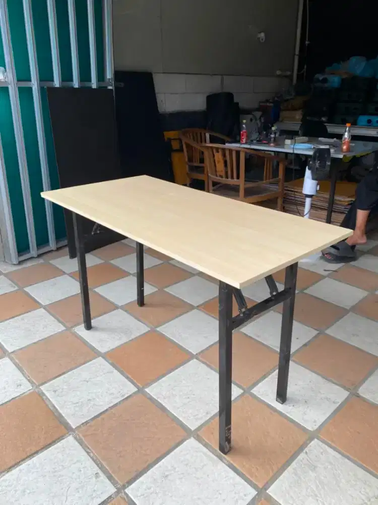 Meja Lipat Portable Kaki Besi