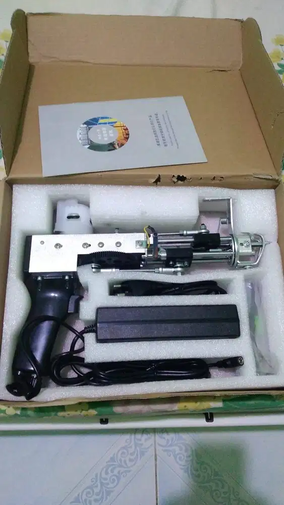 Tufting gun ( alat membuat karpet, permadani atau hiasan dinding )