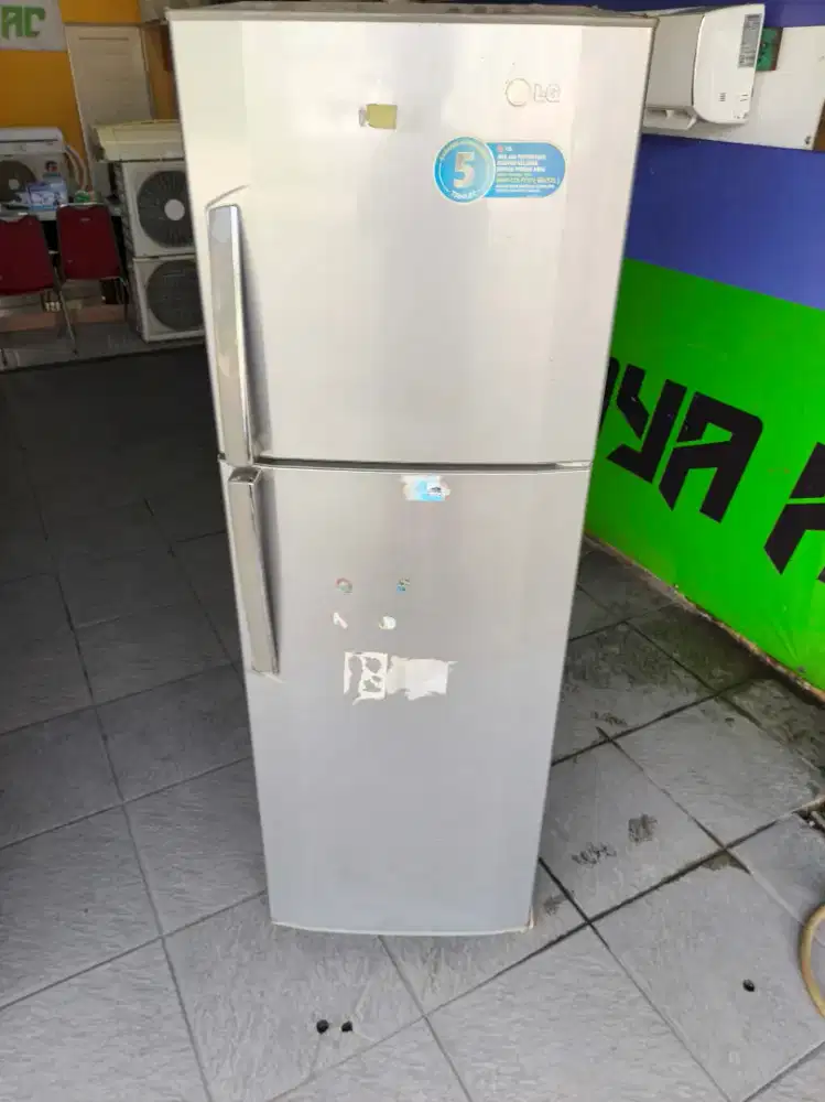 Unit kulkas merk LG type 2 pintu no frost body tinggi dingin bagus