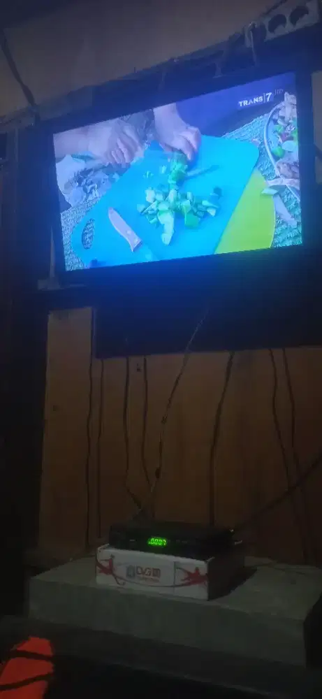 TV Polytron dan STB advance