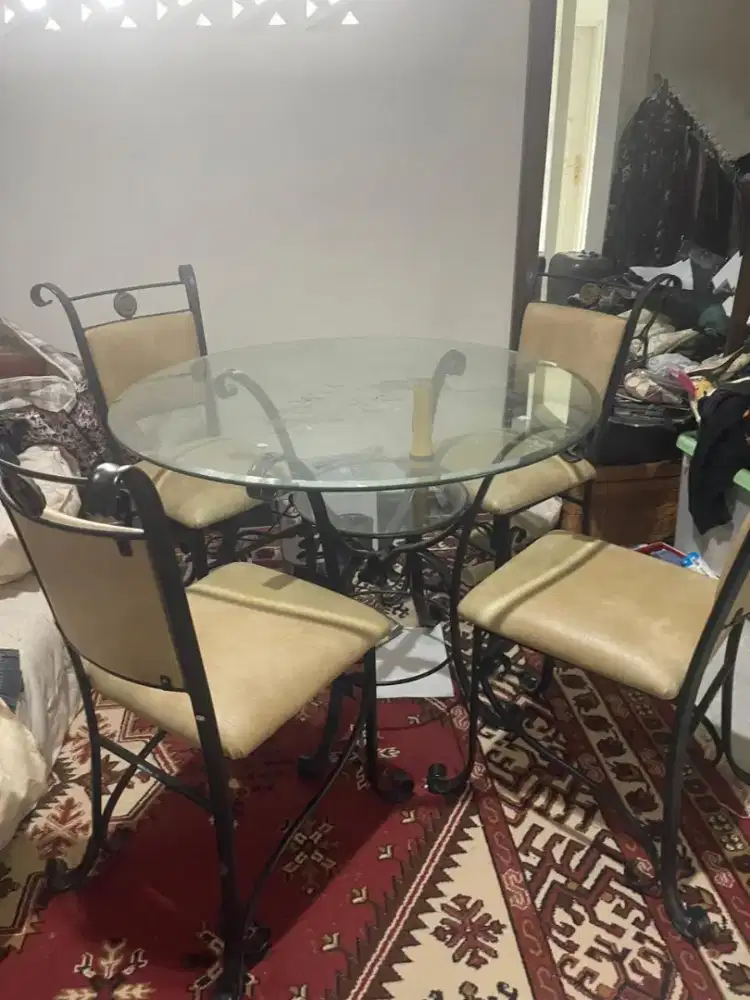 Dijual meja makan dan 4 kursi