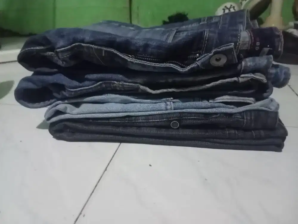 Celana levis bekas