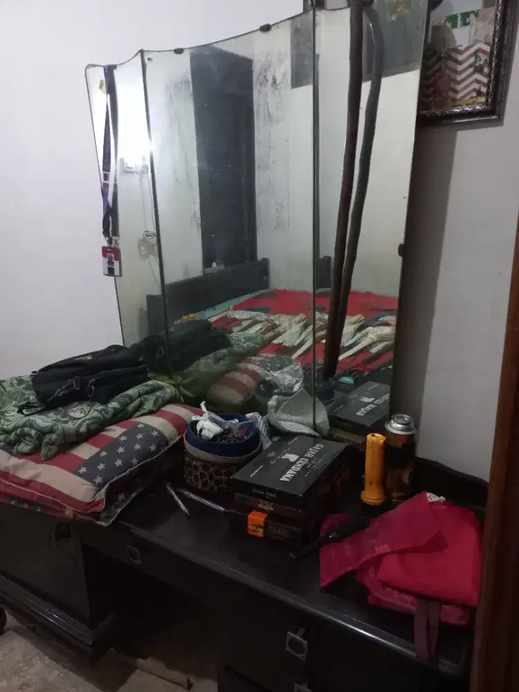 Meja rias jati tua