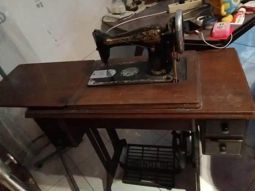 Mesin jahit antique tahun 1950
