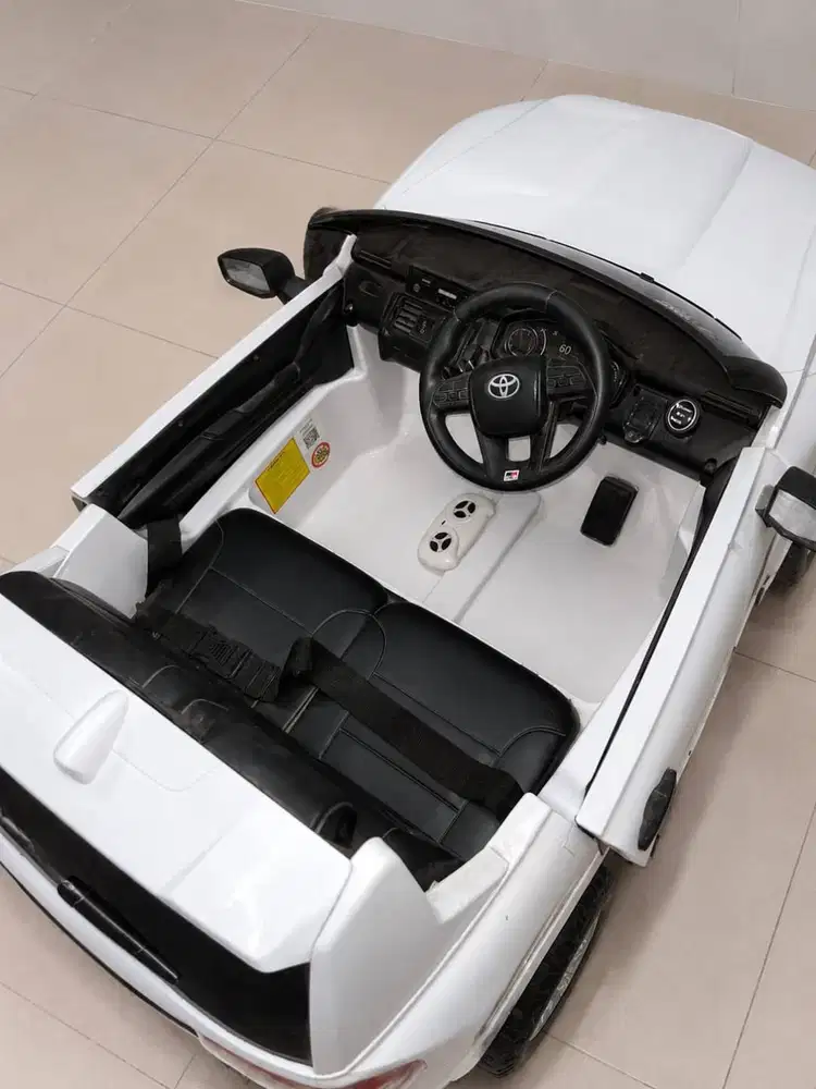 Mobil aki anak Toyota Land Cruiser Putih barang ex display