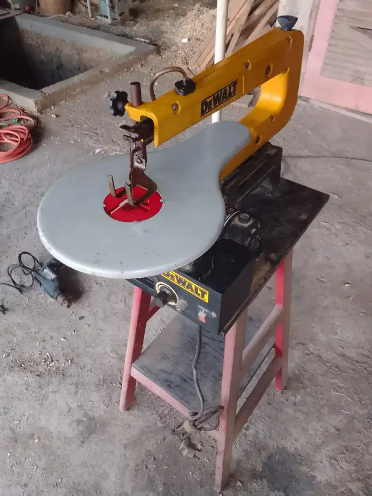 Mesin gergaji Scrollsaw