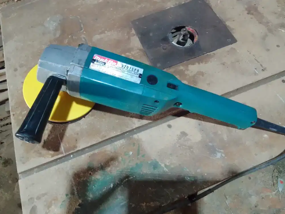 Mesin poles compound Makita 7inch