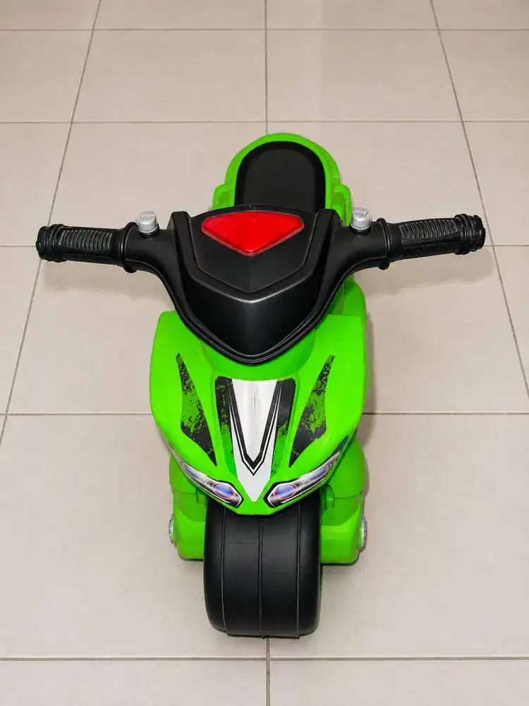 Motor tunggang anak sport hijau - bekas pameran