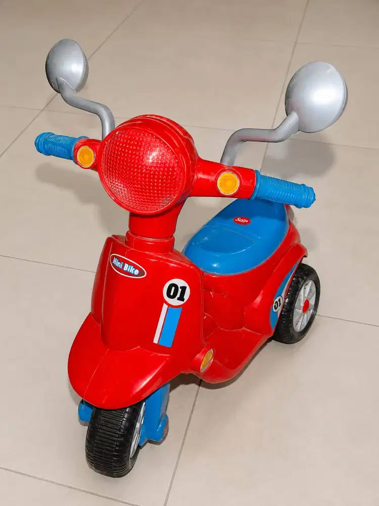 Mainan tunggang anak motor vespa mini - bekas pameran