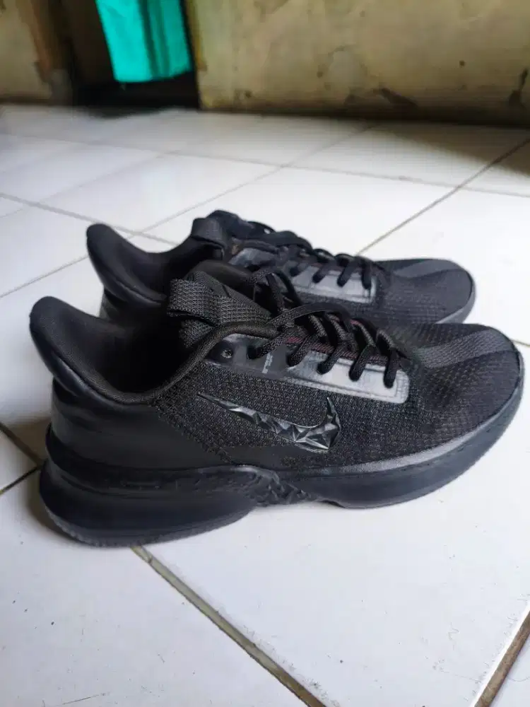 Sepatu Nike Lebron black size 44 BU