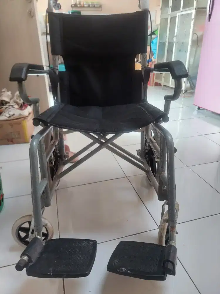 Kursi roda lipat