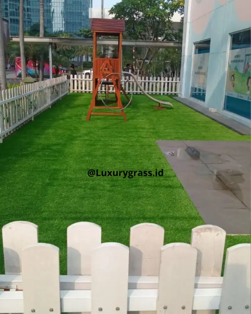 Rumput sintetis untuk taman rumah, praktis, rapi, dan elegan