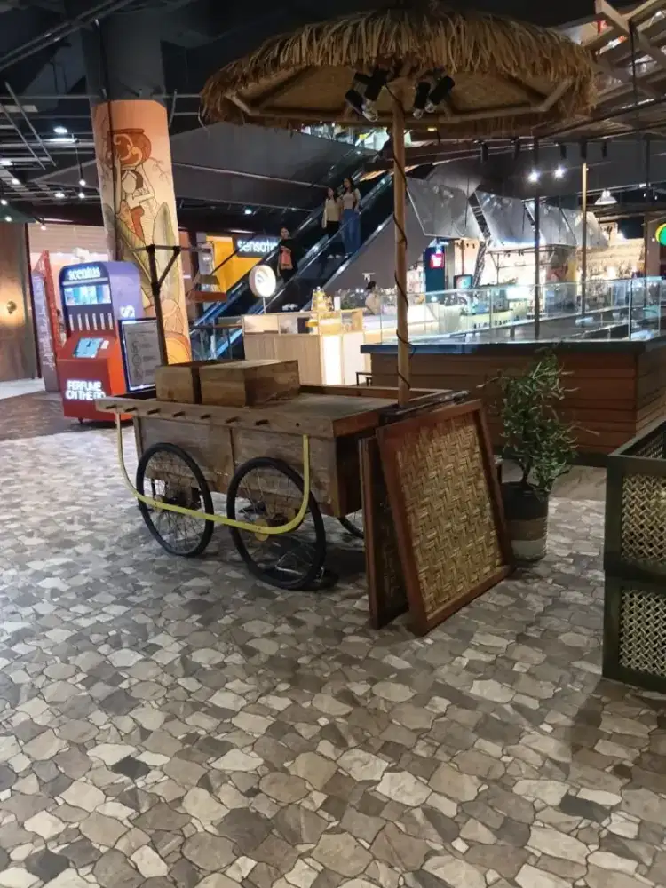 Dibutuhkan karyawan untuk foodcourt