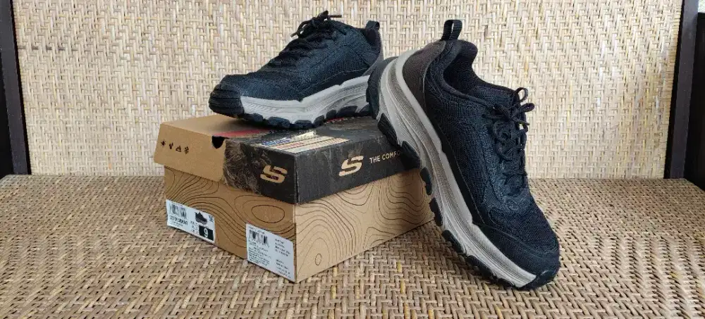 Sepatu Skechers D'Lux Trekker