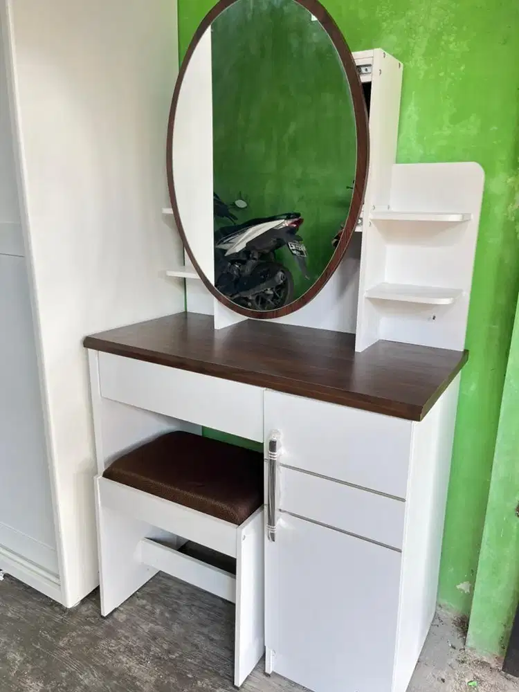 MEJA RIAS/MEKAUP