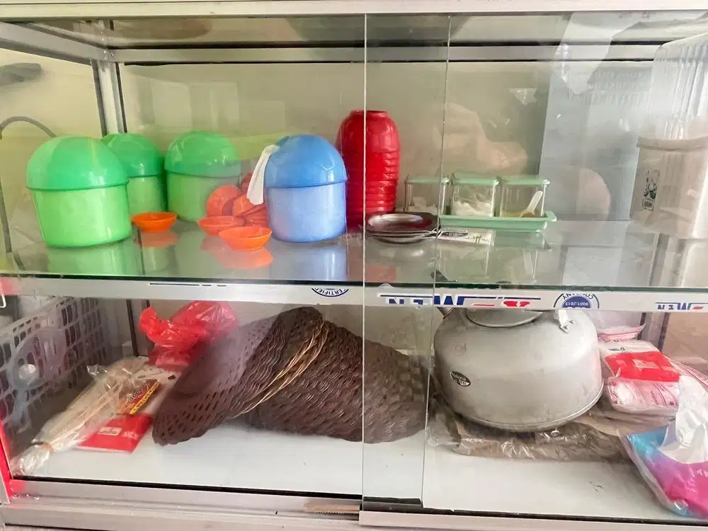 Perlengkapan warung makanan