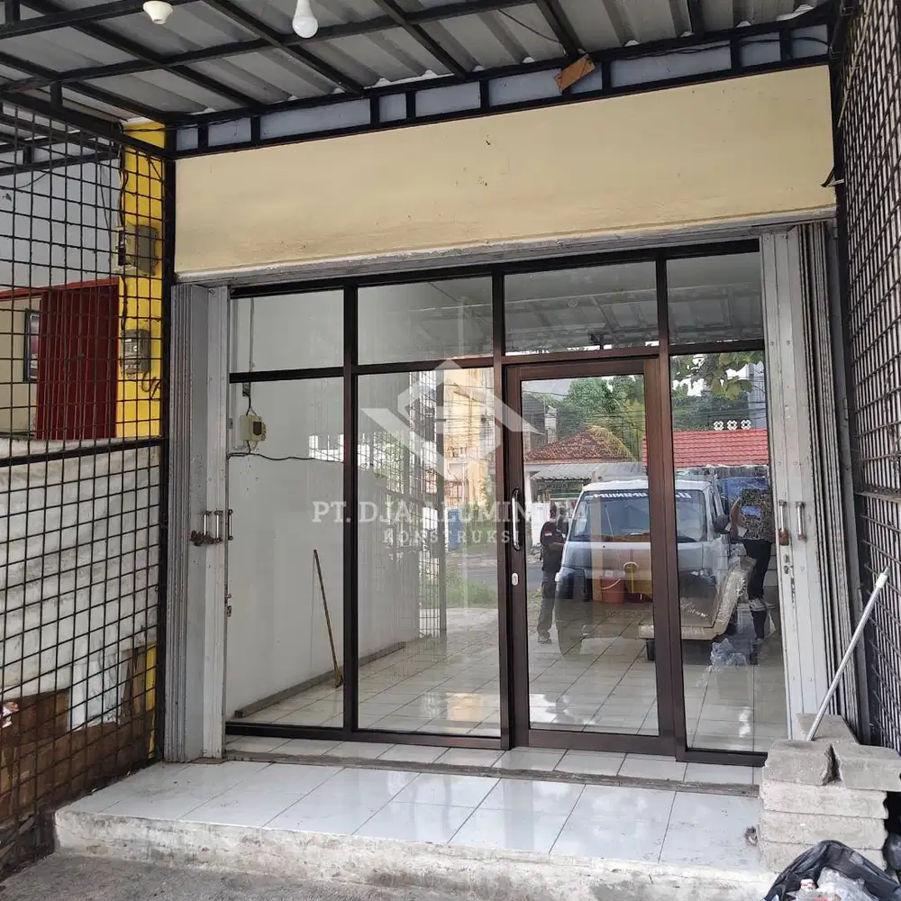 Partisi Kaca Aluminium Brown + Pintu Swing Untuk Ruko