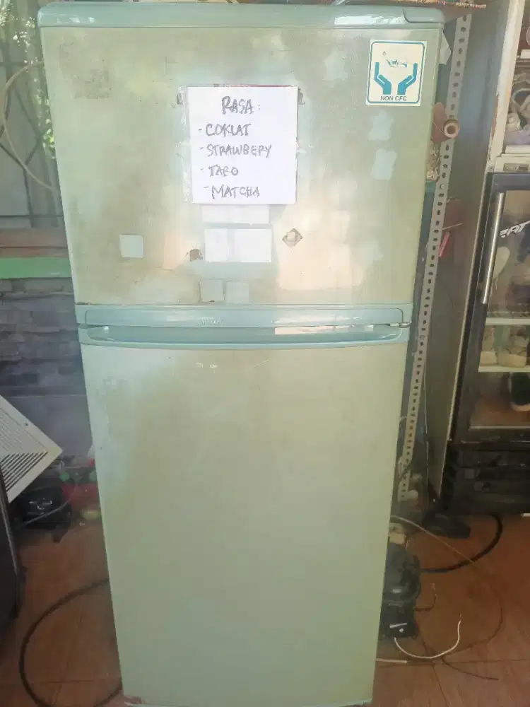 Kulkas 2 pintu sawangan pasir putih