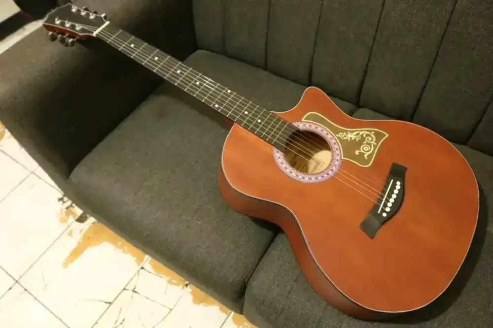 Gitar akustik siap pakai
