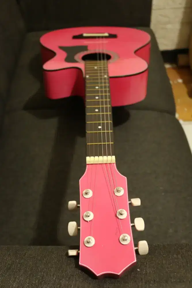 Gitar akustik untuk yang sedang belajar